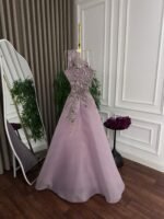 ⁦فستان سهرة طويل بتصميم راقي كلوش فاخر بتطريز أنيق⁩ - الصورة ⁦5⁩