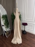 ⁦فستان سهرة طويل بتصميم راقي بتطريز أنيق بلمسات لامعة⁩ - الصورة ⁦2⁩
