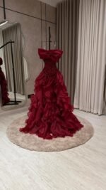 ⁦فستان سهرة طويل بتصميم راقي كلوش فاخر بتطريز أنيق⁩ - الصورة ⁦7⁩