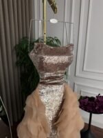 ⁦فستان سهرة طويل بتصميم راقي بجاكيت كلوش فاخر⁩ - الصورة ⁦4⁩