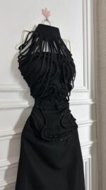 ⁦فستان مناسبات بتصميم أنثوي راقي بتطريز أنيق⁩ - الصورة ⁦5⁩