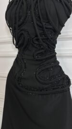 ⁦فستان مناسبات بتصميم أنثوي راقي بتطريز أنيق⁩ - الصورة ⁦6⁩