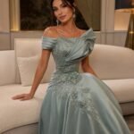 فستان سهرة طويل بتصميم راقي كلوش فاخر بلمسات لامعة