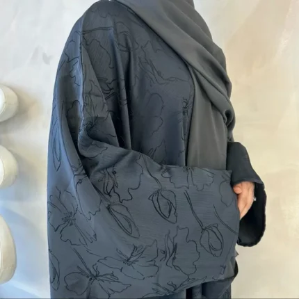 عباية نسائية واسعة بأكمام طويلة